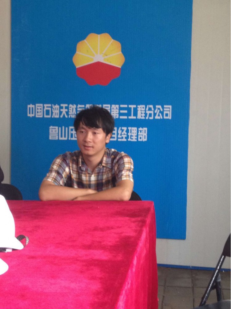 公司技术工在西气东输二号线做技术交流。
